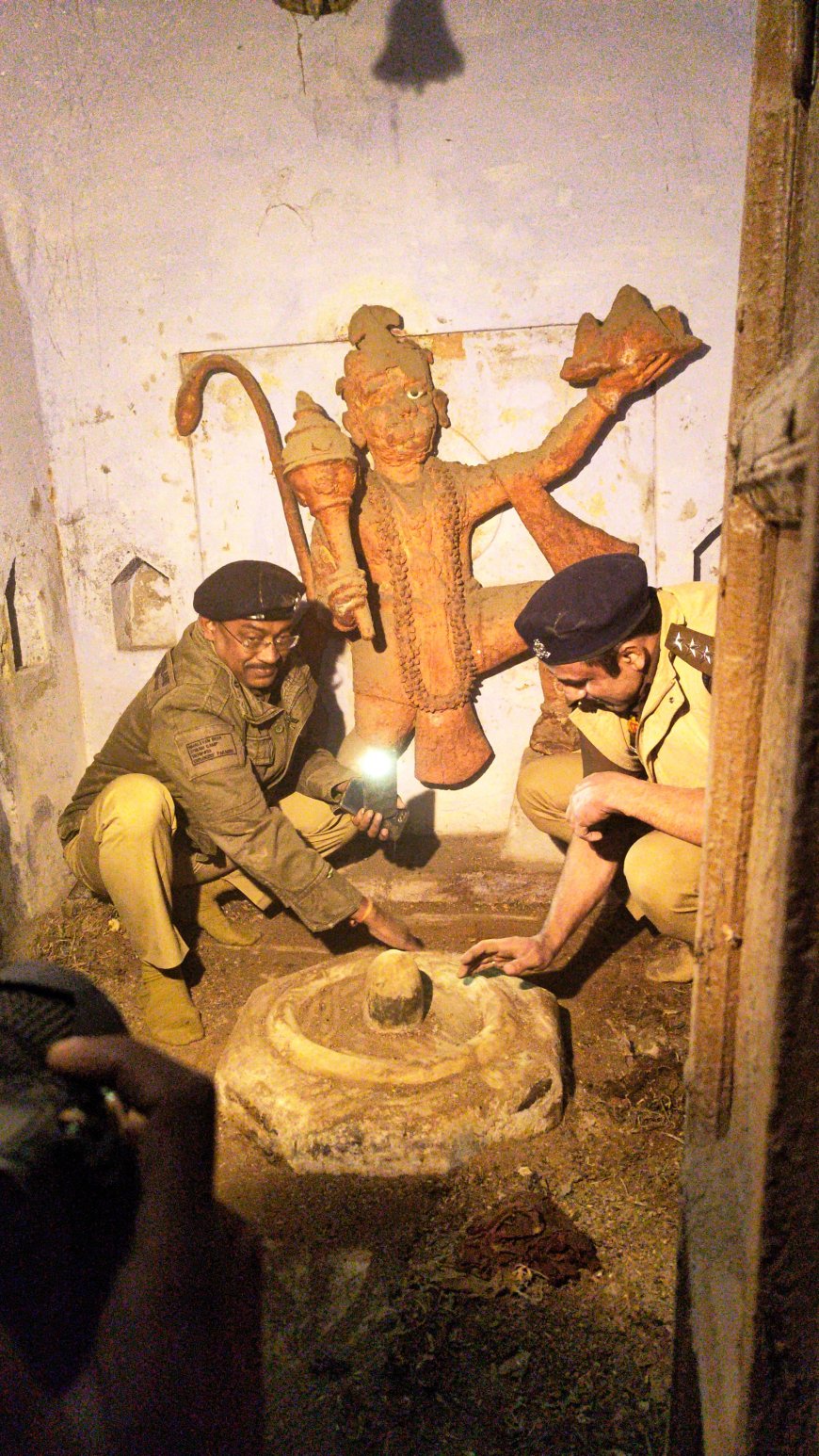 संभल में मुस्लिम इलाके में मिला बहुत पुराना शिव मंदिर..!
