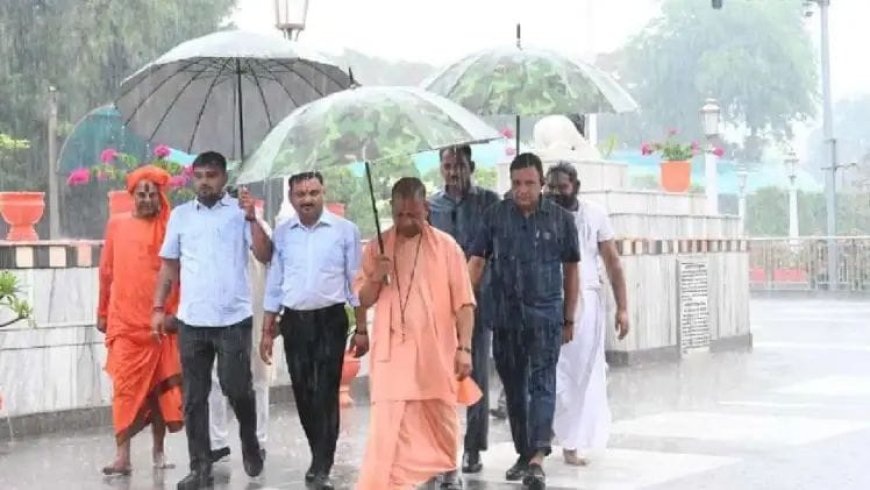 बारिश में भी नहीं थमी जनसेवा: छाता लेकर जनता दरबार में पहुंचे सीएम योगी, 300+ लोगों की सुनी फरियाद